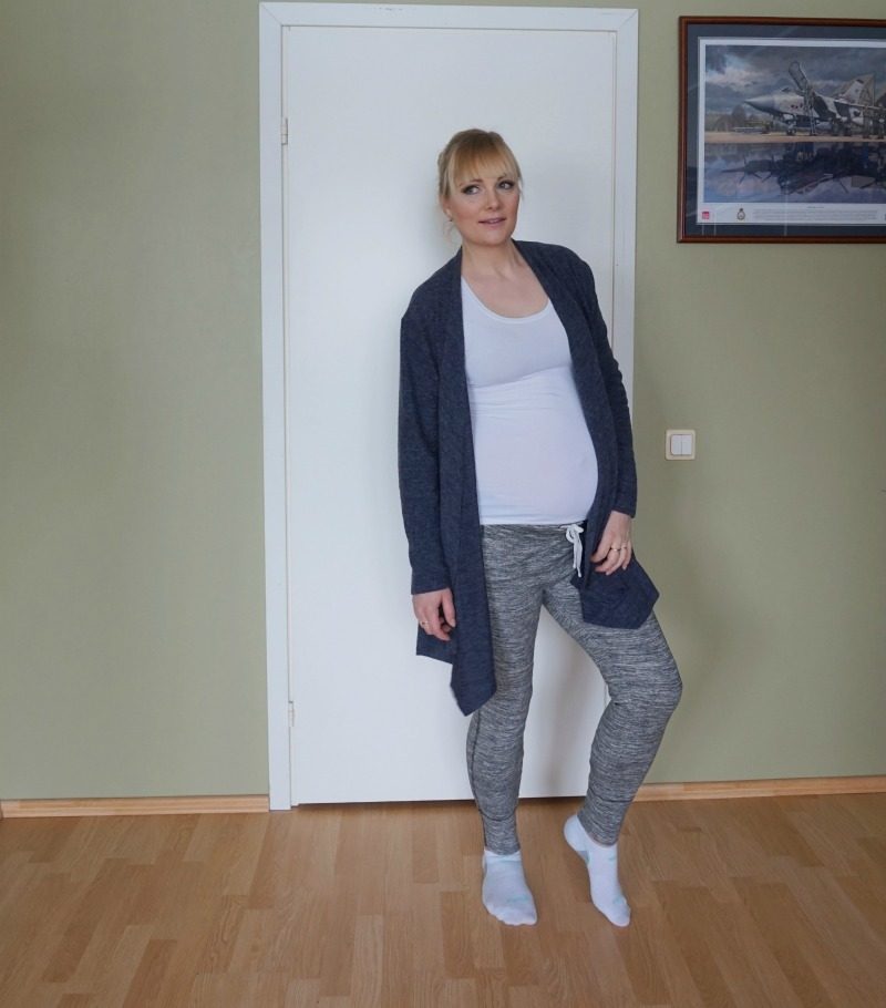 comfy maternity outfit