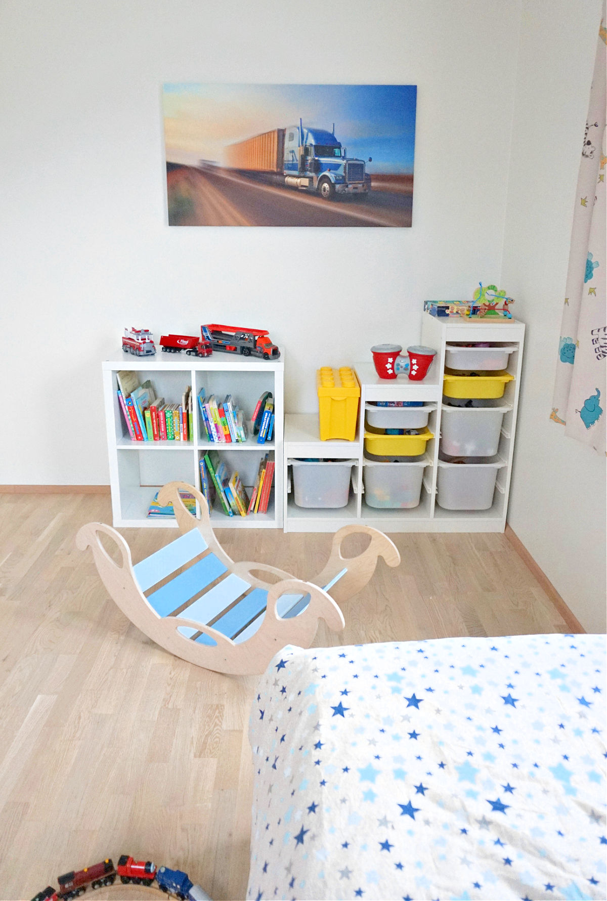Kids' room makeover with Photowall canvas print. 